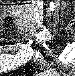 Photo de trois personnes autour d'une table 