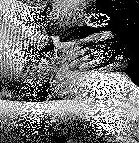 Zoom sur deux personnes se faisant un calin