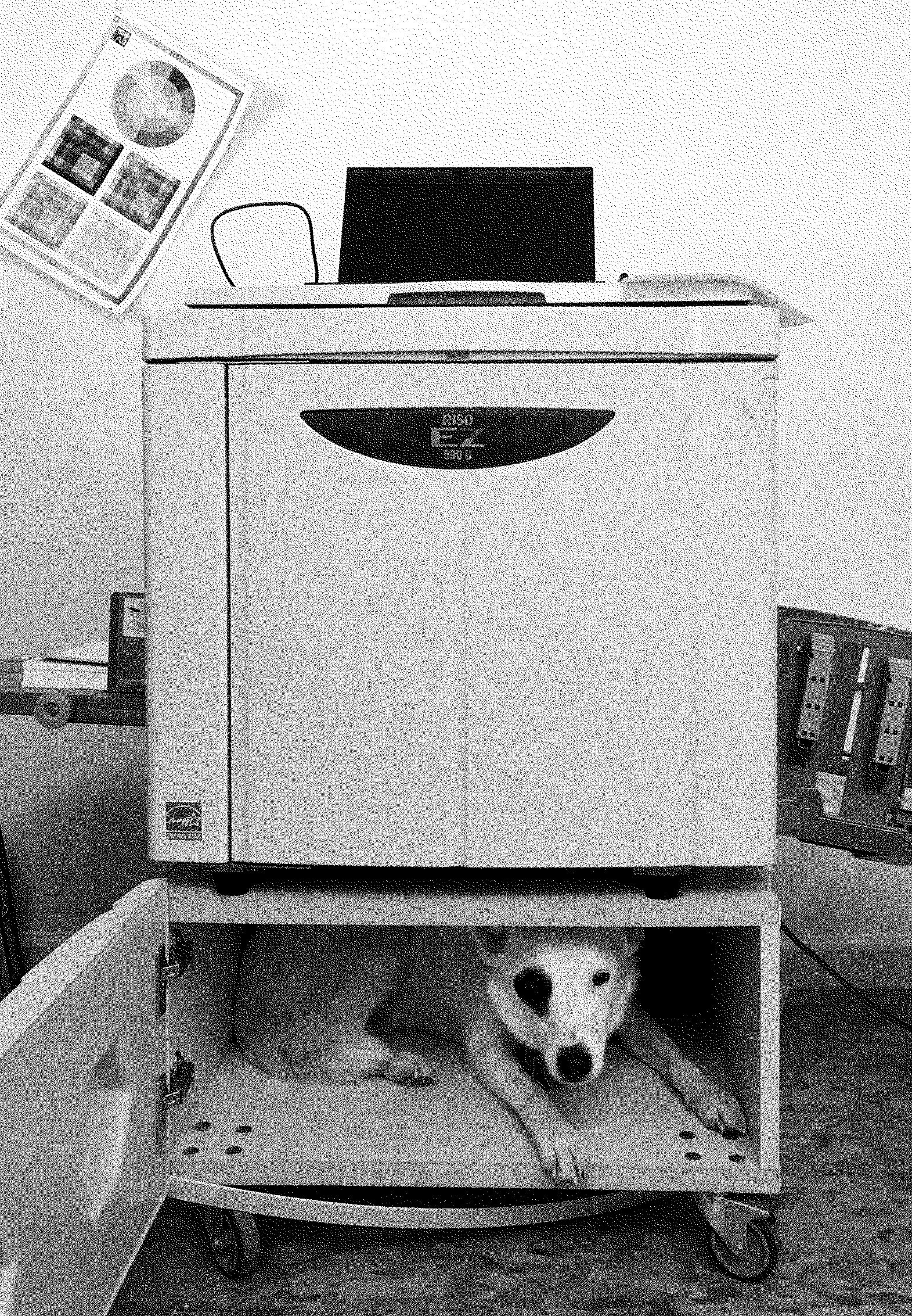 Photo d’une riso avec un border collie caché dans le tiroir du bas