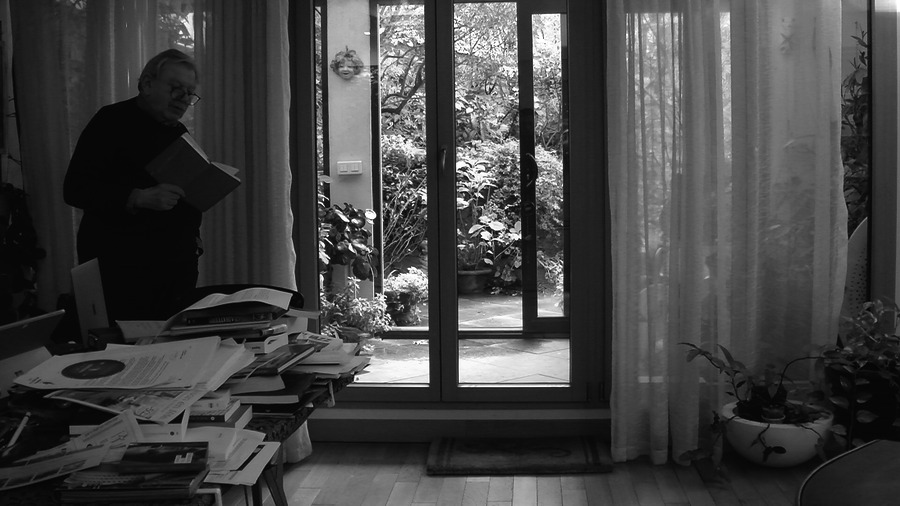 ../links/21_Jean_Louislisantdevantjardin