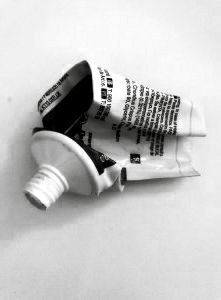 Photo d’un tube de dentifrice enroulé sur lui-même