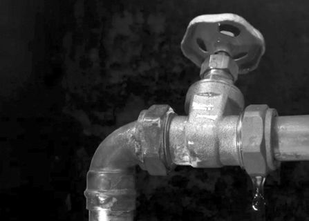 Photo d’un bâtiment avec une plaque sur un coin de rue