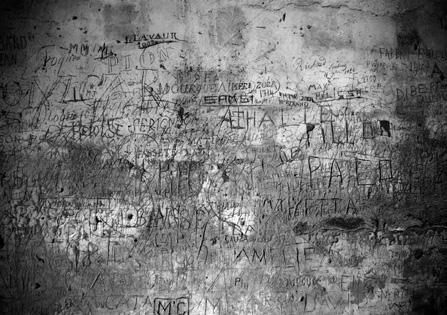 Photo d’un mur griffé de partout