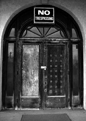 Photo d’une porte avec la pancarte "No trespassing`"