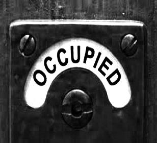 Zoom sur une porte qui indique qu’elle est occupée