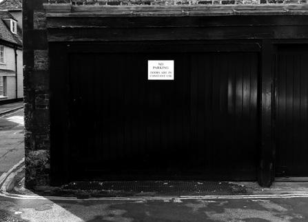 Photo d’un bâtiment avec une plaque sur un coin de rue