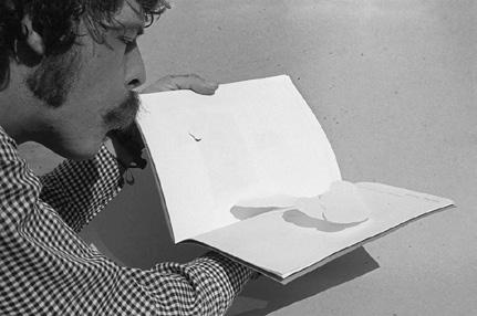 Photo de Felipe Ehrenberg lisant un livre.